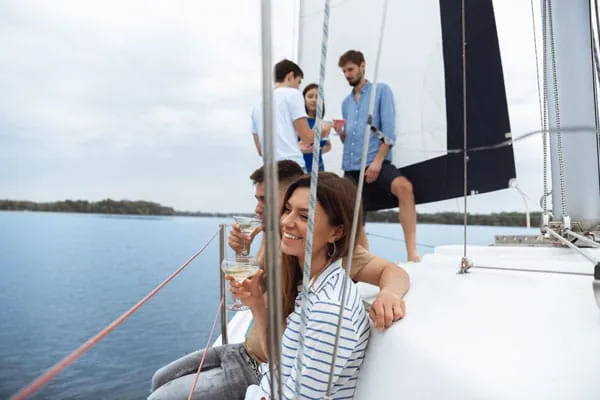 amigos en un cumpleaños en el barco