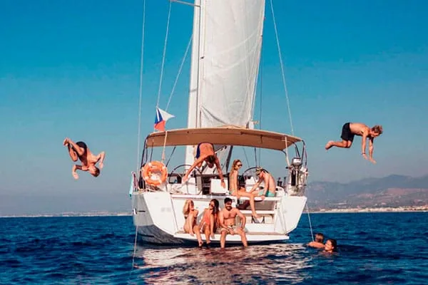 amigos en fiesta en un barco